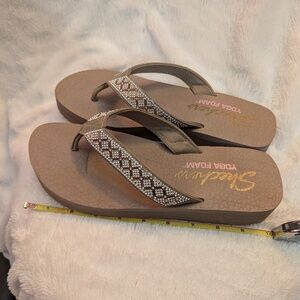 Pretty SKECHERS Sandals, size 9
